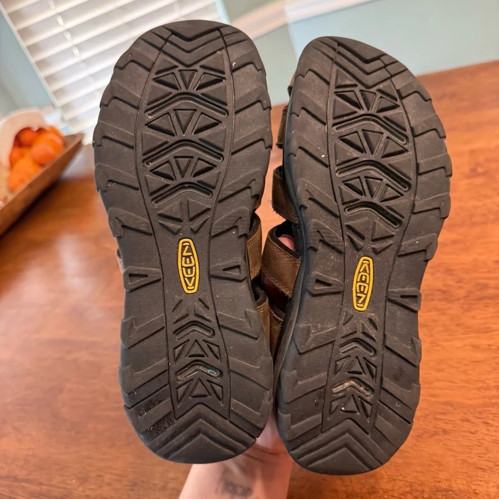 Keen Boy’s Dark Brown Outdoor Sandals size 5